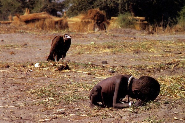 1994-kevin-carter-sudan-la-bambina-e-lavvoltoio